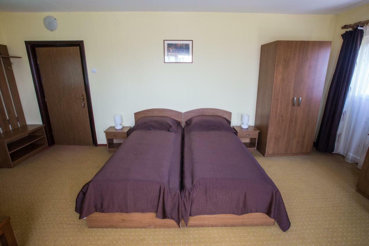 Camere De Inchiriat Hatuica Bagian luar foto