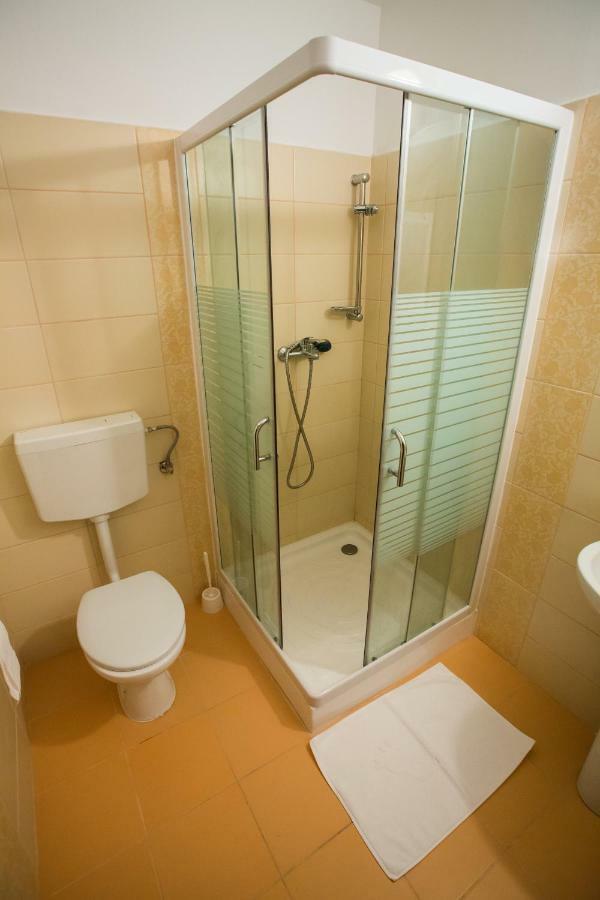 Camere De Inchiriat Hatuica Bagian luar foto