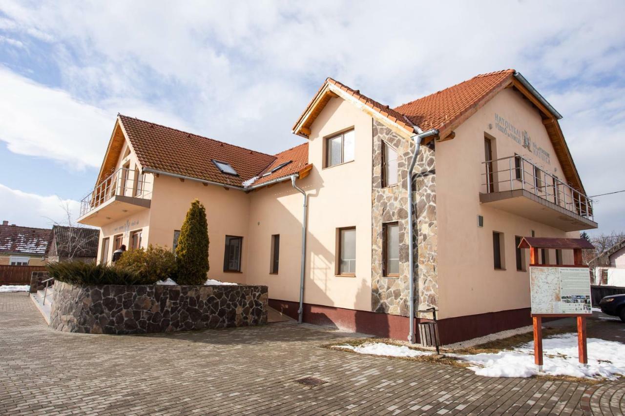 Camere De Inchiriat Hatuica Bagian luar foto